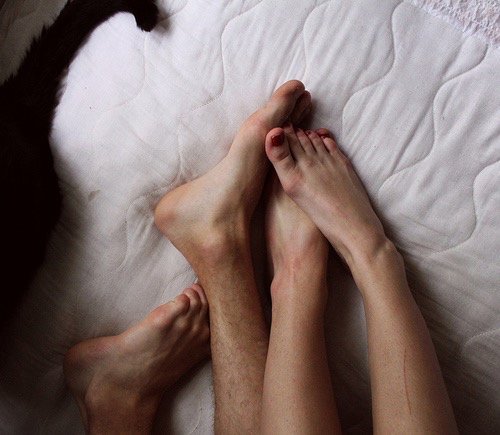 ступни парня и девушки. ступни парня и девушки. мужские ноги. ноги в постели. мужские и женские ноги.