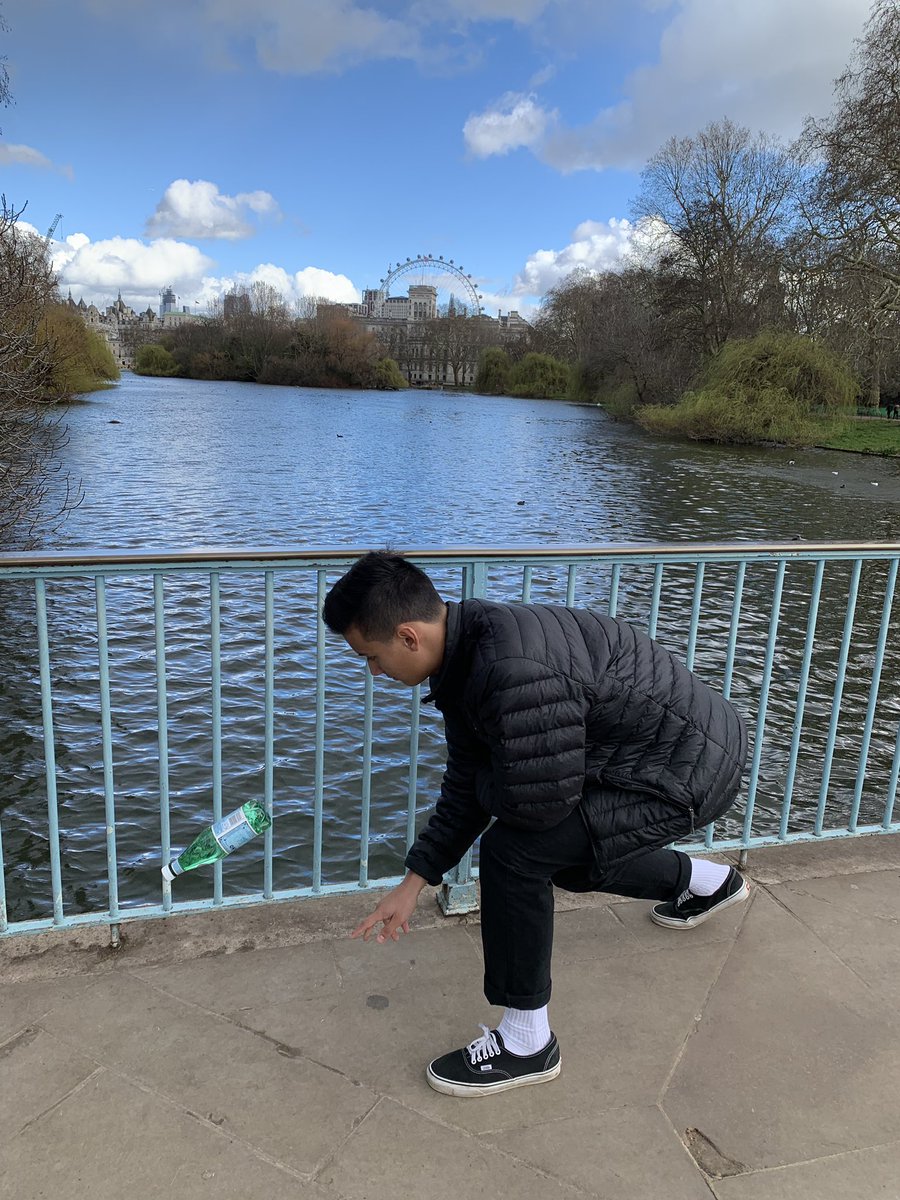 cesarocamp_8's tweet photo. bottle flipping ain’t dead https://t.co/1hDZmZW1uE