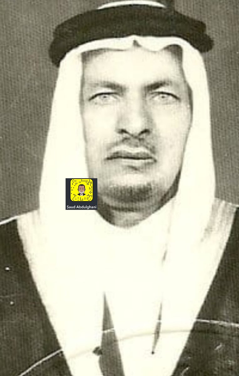 saud_abdulghani's tweet photo. العمدة الشيخ حسين بن عبدالملك غلام.. ولد ونشأ بالمدينة.. تولى عمادة حوش المحمودية والجديدة والتاجوري بعد اخيه حمزة رحمهما الله.. كان مؤذنا بمسجد الغمامة.. كانت له بقالة على مدخل الجديدة وكانت بمثابة مركاز للعمدة.  توفي بالمدينة ودفن بها (المصدر ا.ايمن غلام حفظه الله). https://t.co/fjFearRWkB