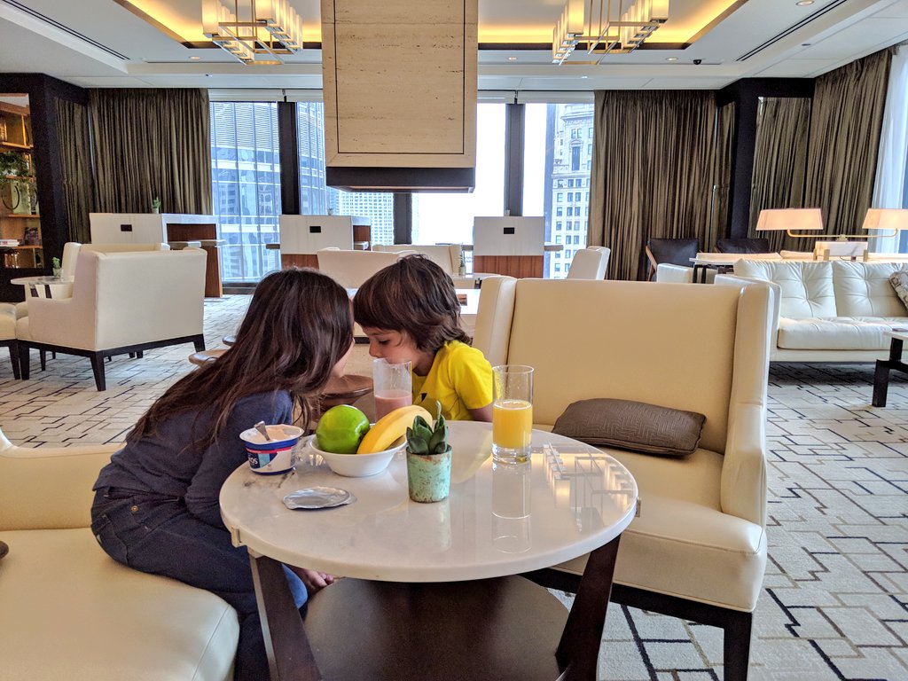 YashYanthi's tweet photo. Checking into the @LanghamChicago and I already see why some of our friends love the Langham club level... Beauty views, 3 meal times + all day treats! #MurphysDoChicago #giftedExperience https://t.co/wQw23ReWAe