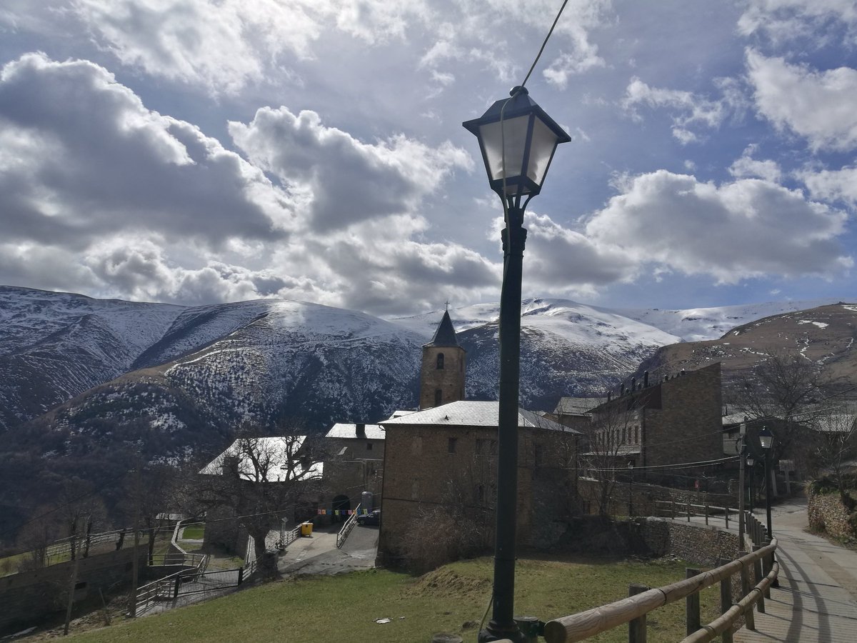 diefraumaschine's tweet photo. Mi festival favorito se llama #Maldaltura.
Este fin de semana ha celebrado su 6° edición y me va a dar algo como no se celebren 50 ediciones más.
Formato íntimo, la mejor gente posible, marco incomparable (Llessui), la mejor secallona allende Catalunya... 👐 Felicidad https://t.co/57VWOWOqr6