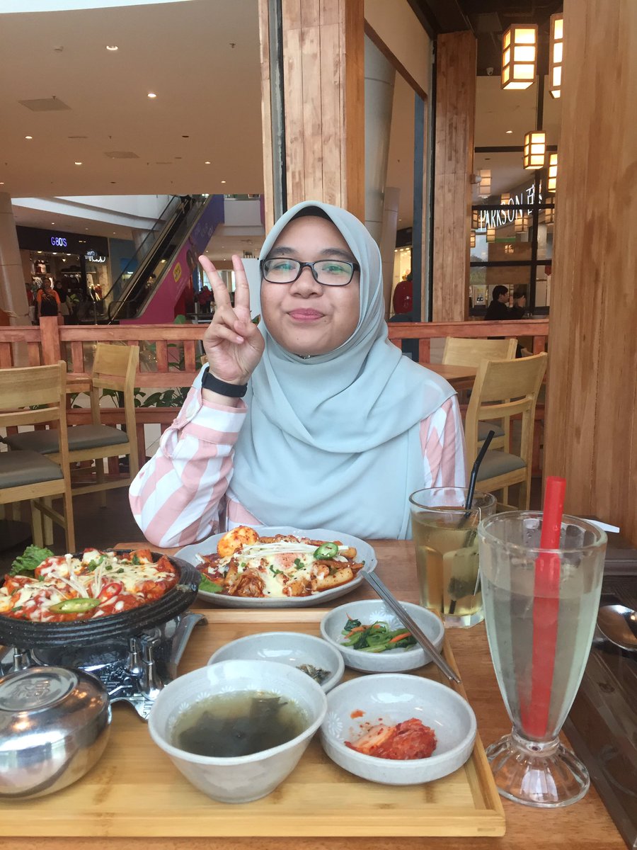 AziqAbdullah's tweet photo. Muka bangla sebok ajak makan makanan korea #banglasia ๐คจ๐ท https://t.co/YYO5vryMny
