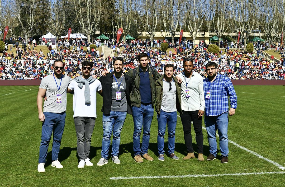 #XVDelLeón | Antes del partido contra Bélgica 🇧🇪 se ha homenajeado a los jugadores que el año pasado estuvieron en Bruselas y hoy no estaban en la convocatoria de Santi Santos. 👏👏👏👏👏 👏👏👏👏👏 #VamosLeones