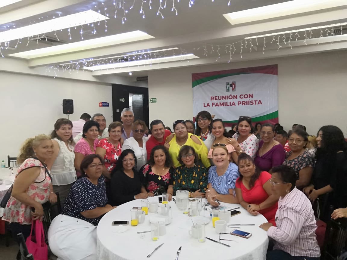 Marlon_RamirezM's tweet photo. En los 90 años del @PRI_Nacional @PRIVer_, fue un gusto celebrar con las mujeres y hombres de #veracruz un año más de vida de nuestro partido, @PoncianoVP @MovPRIMXVER @ruizmassieu @HContrerasZ @lillianzepahua @arturozamora #UnidosSomosMasFuertes https://t.co/bXJa6Pegd5