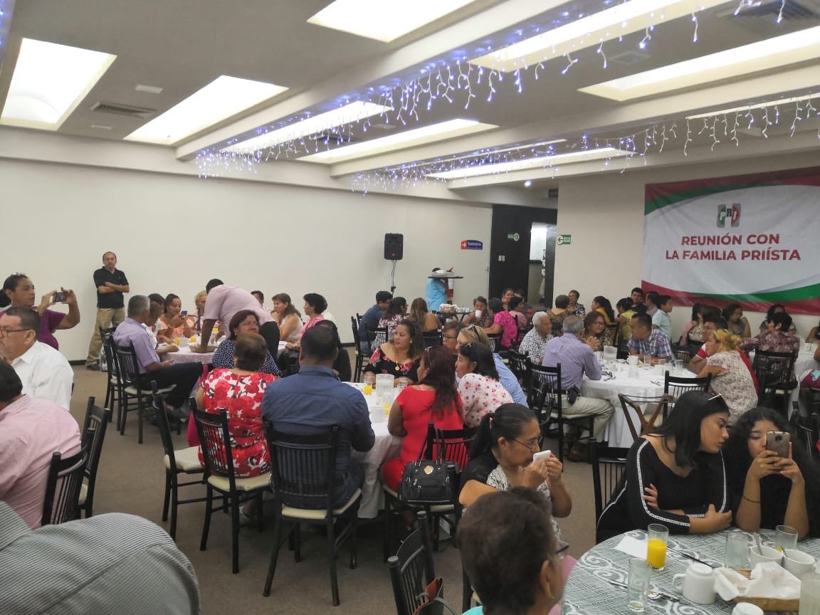 Marlon_RamirezM's tweet photo. En los 90 años del @PRI_Nacional @PRIVer_, fue un gusto celebrar con las mujeres y hombres de #veracruz un año más de vida de nuestro partido, @PoncianoVP @MovPRIMXVER @ruizmassieu @HContrerasZ @lillianzepahua @arturozamora #UnidosSomosMasFuertes https://t.co/bXJa6Pegd5