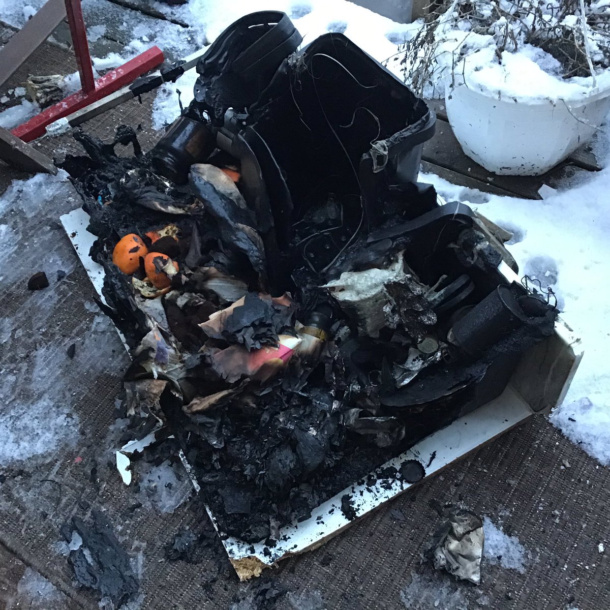 Teippaatteko te aina poistoon lähtevät käytetyt paristot?
Tunnustan, etten edes tiennyt että niin pitäisi tehdä. Aina.
Ne voi tosiaan sytyttää tulipalon.
Mutta appelsiinin kuoret ne ei muuten helposti pala 🍊💪🏼🔥