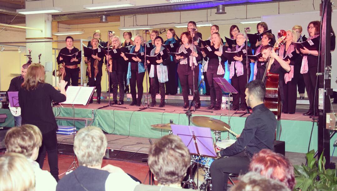 Actuación musical EMMMO de #Monzón y Coral Versa de Binefar en la #feriaasociacionesmonzón #Huesca #FeriasMonzón #Asociaciones #voluntariado #solidaridad <a href="/AytoMonzon/">Ayuntamiento de Monzón</a>