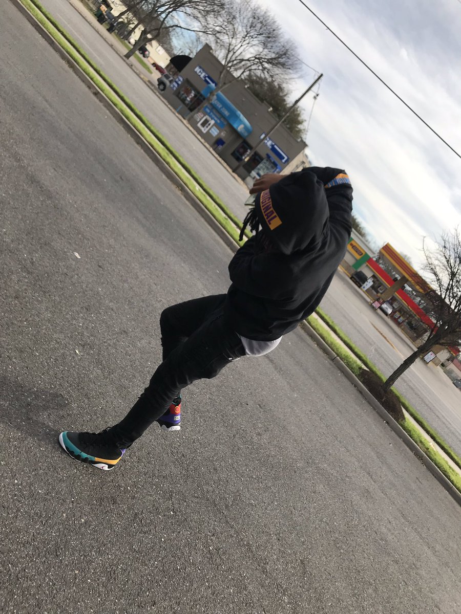 TMETrigga_'s tweet photo. U is not slidin u instagram thuggin, how is dat trappin if u gettin fronted ? 🖤💜🧡💙❤️ https://t.co/RpSp7GTjT6