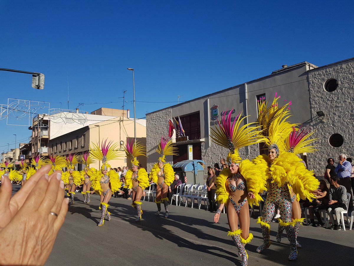PaquiPerezCs's tweet photo. 📸 Desfile de Carnaval 🧚‍♀️🧚‍♂️🤹‍♂️ #LlanoDeBrujas @carnavalelsalar  
Ilusión, color y mucha diversión para celebrar su  200 aniversario.  
Junto a compañeros de @Cs_Murcia para disfrutar de este espléndido día. 🌞🌈
#Carnaval https://t.co/HUC8MVTr0A