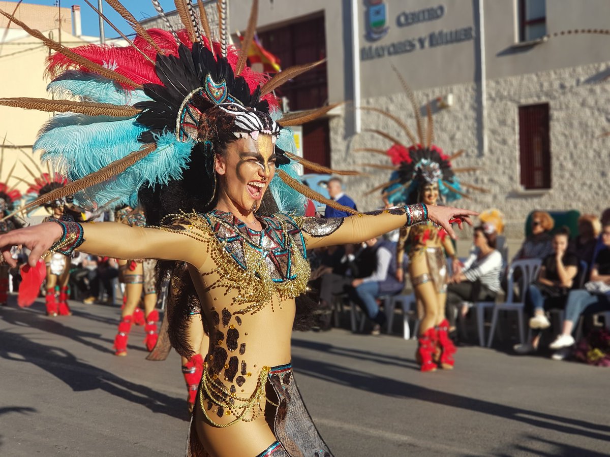 PaquiPerezCs's tweet photo. 📸 Desfile de Carnaval 🧚‍♀️🧚‍♂️🤹‍♂️ #LlanoDeBrujas @carnavalelsalar  
Ilusión, color y mucha diversión para celebrar su  200 aniversario.  
Junto a compañeros de @Cs_Murcia para disfrutar de este espléndido día. 🌞🌈
#Carnaval https://t.co/HUC8MVTr0A