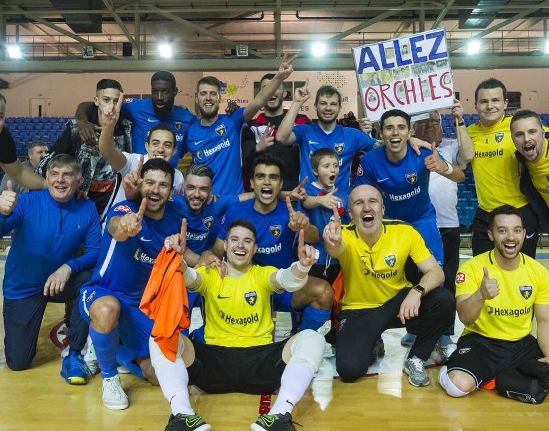 YannickAnsart's tweet photo. C’est fait! Orchies retrouve la D1 Futsal! Quand on sait de où on revient...que de chemin parcouru!
Cerise sur le gâteau : une belle rencontre avec le jeune Arthur qui vend ses toiles au profit des + démunis.
Quelle journée!
#TeamOPFC 🔵⚪️
#ExUngueLeonem 🦁⚡️ https://t.co/CZ6lqArXQN