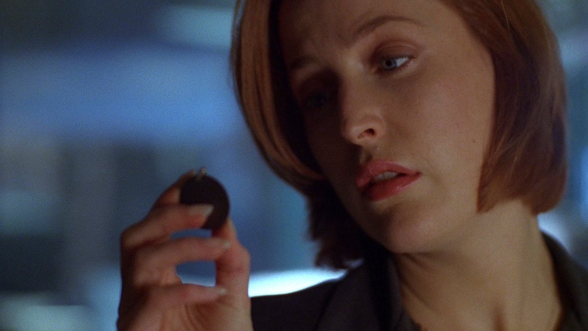 "Scully lowers the pendant, looking around to see if anyone has spied her or seen the flush Padgett is rightly describing." #XFSciptWatch  #Milagro