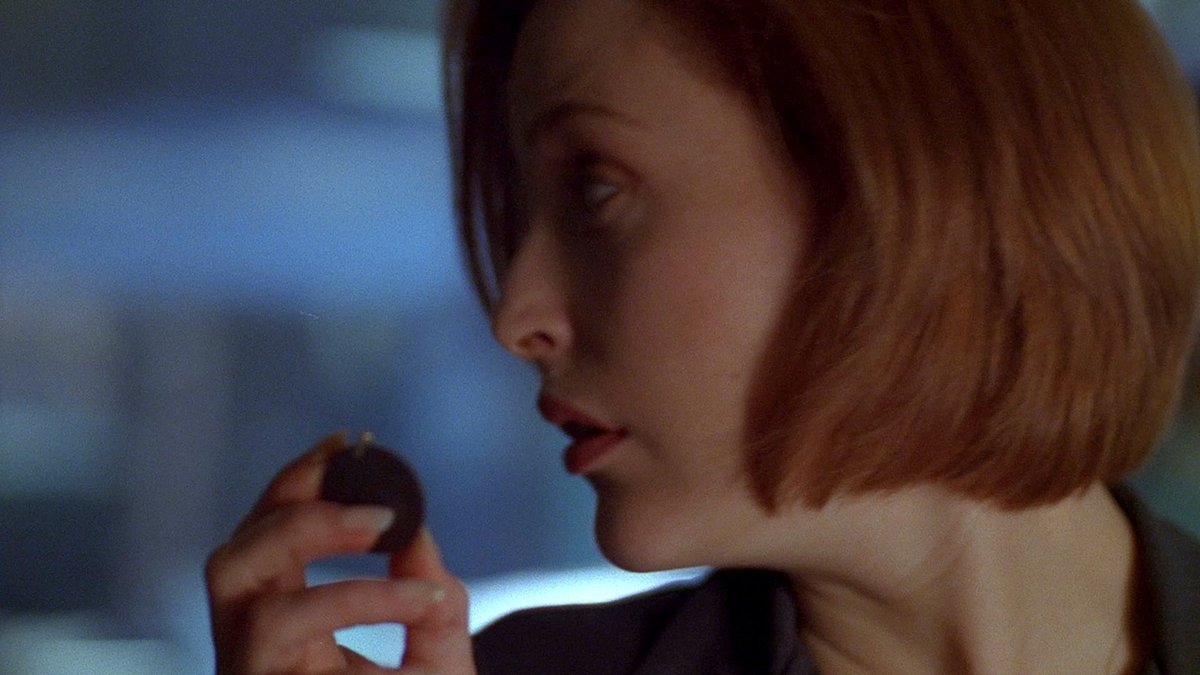 "Scully lowers the pendant, looking around to see if anyone has spied her or seen the flush Padgett is rightly describing." #XFSciptWatch  #Milagro
