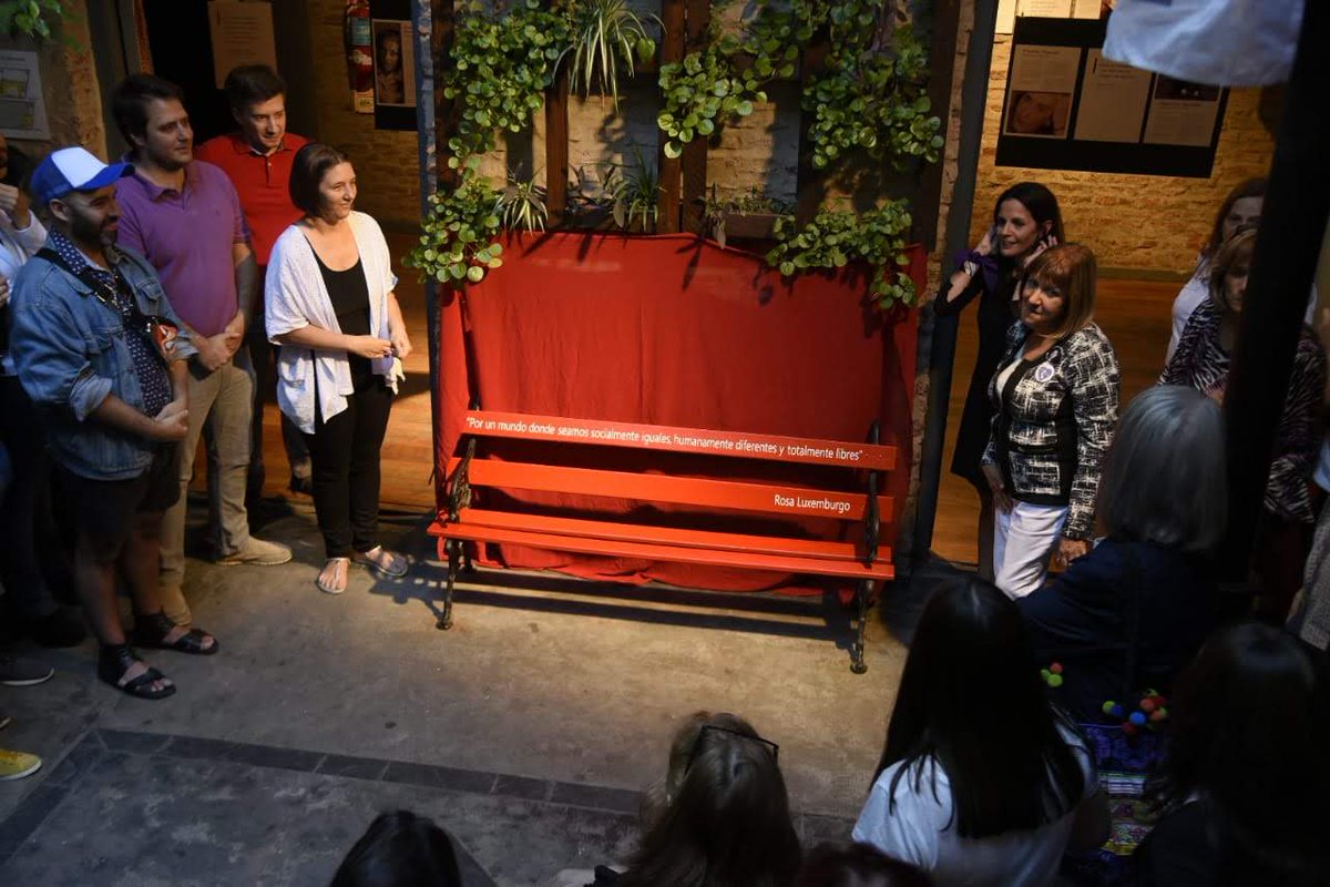 En la <a href="/CCARIComuna14/">CC-ARI Palermo</a> en el <a href="/MultiespacioJXI/">MultiEspacio JXI</a> en la fantástica muestra por el Día Internacional de la Mujer y la Inauguración de un Banco Rojo en homenaje a las mujeres que murieron en manos de aquellos que decían amarlas. Felicitaciones a les compañeres que lo dieron todo! #8M