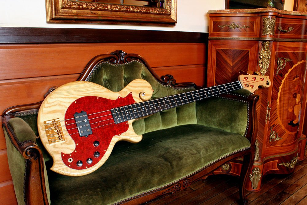 VitaGuitalas's tweet image. Vita Guitala's quinto bass ver.001  hand made in Japan. #bass #pickguard #bassist #custombass #electricbass