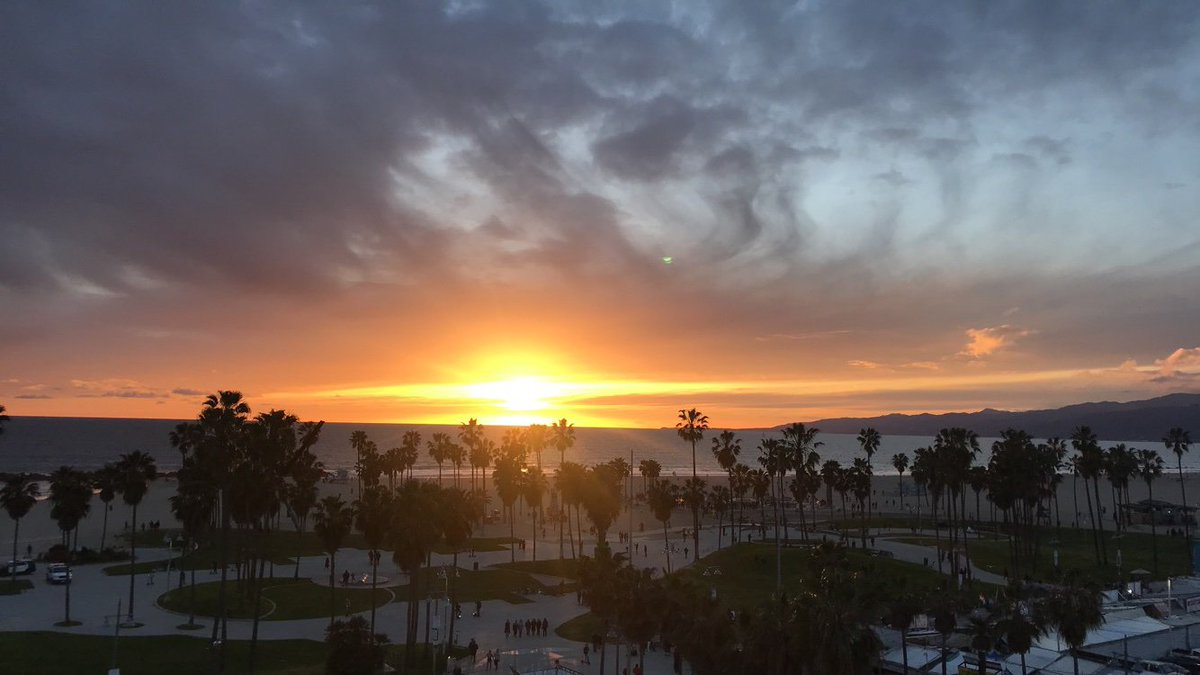 Epic sunset to end the amazing #SCaLE17x weekend! Thanks to all of the organizers for a great time! 

#lfosls up next! More sunset pics to follow this week :)