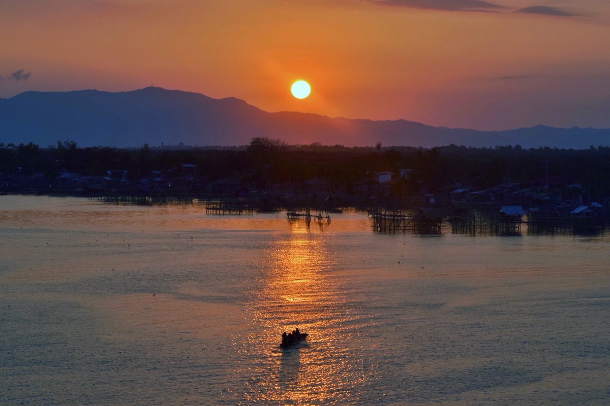 Joem Camacho (@gneissscientist) on Twitter photo In the limelight.
Tags: #photo #photography #sunset #landscape #nikon #sky <a href="/ThePhotoHour/">#ThePhotoHour</a> In the limelight.
Tags: #photo #photography #sunset #landscape #nikon #sky <a href="/ThePhotoHour/">#ThePhotoHour</a>