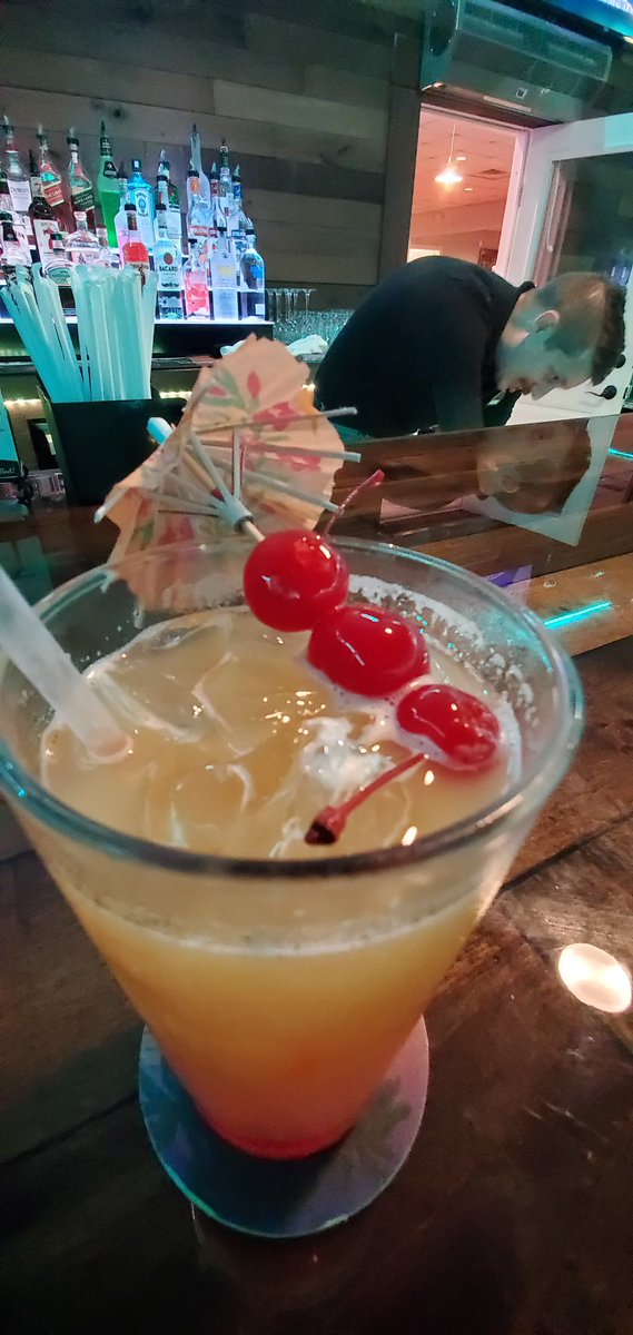 JennyKnucks's tweet image. It&apos;s a sunset, but I&apos;m calling it a Daylight Savings. #fruitydrinks #cruisecocktails  #dreamboathusband