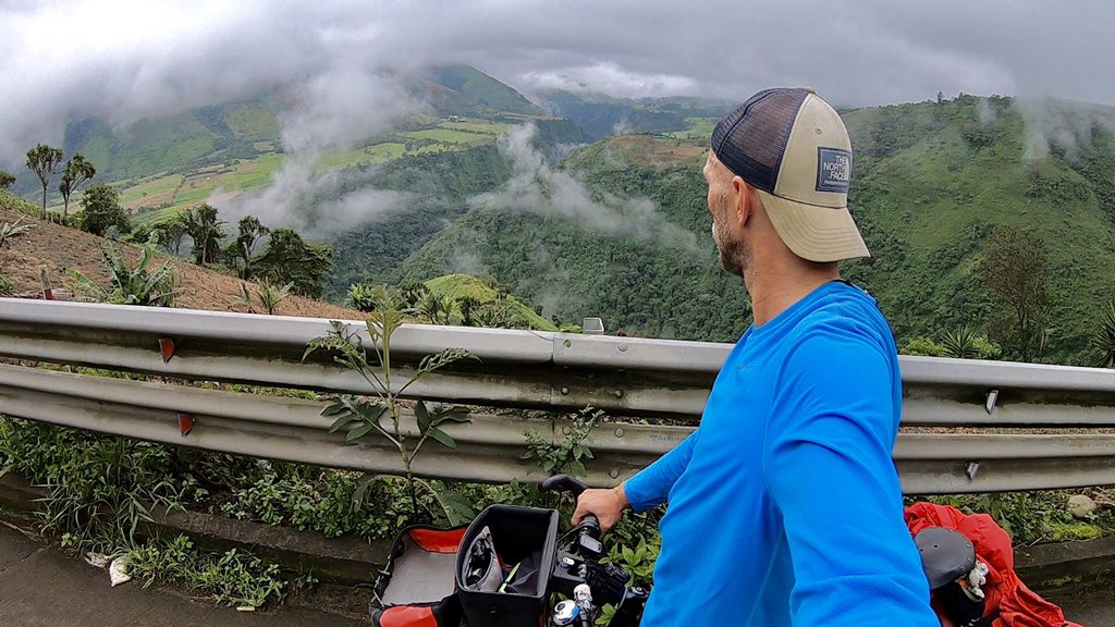thomas2508's tweet photo. Nach zwei Tagen Ruhepause bin ich  wieder zurück on the road.🇪🇨🚴‍♂️😁

#G9toAmerica #Tag164 #3900m https://t.co/AZeyxlyPjE