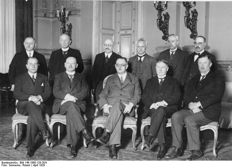 34b\\ Schiffbauerdamm 26 was also the editorial office of Die Gesellschaft, a theoretical, monthly, “international journal for socialism and politics”, which Hilferding edited from 1924 until 1933. The picture shows the government in 1929 (Hilferding stands at the far right).