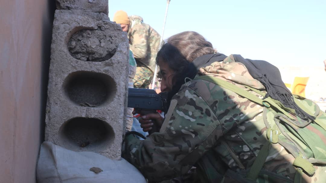 YPJDefense's tweet photo. Îro dema ku ji bo hatina sivîlan û teslîmbûna çeteyên DAİŞ'ê bi dawî bû. Li ser vê bingehê îro ango di 10 Adar'ê seat 6 ber evarê pêşveçûna şervanan destpê kir. Heya van seatan şer û pevçûn dewame.
#YPJ https://t.co/PbFDQHiRlP