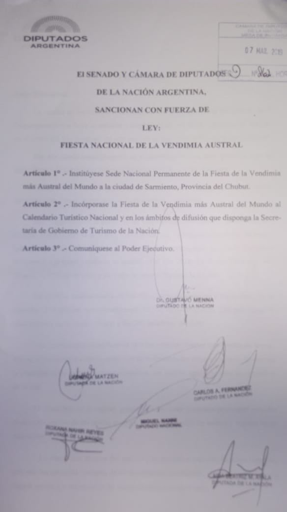 gustamenna's tweet photo. Presentamos un proyecto para que la Fiesta de la Vendimia Más Austral del Mundo sea incorporada al calendario turístico nacional. En #Chubut hay seis regiones que tienen emprendimientos vitivinícolas. Y en total hay unos 34 productores con más de 100 hectáreas de cultivos. https://t.co/wfq60ClYkq