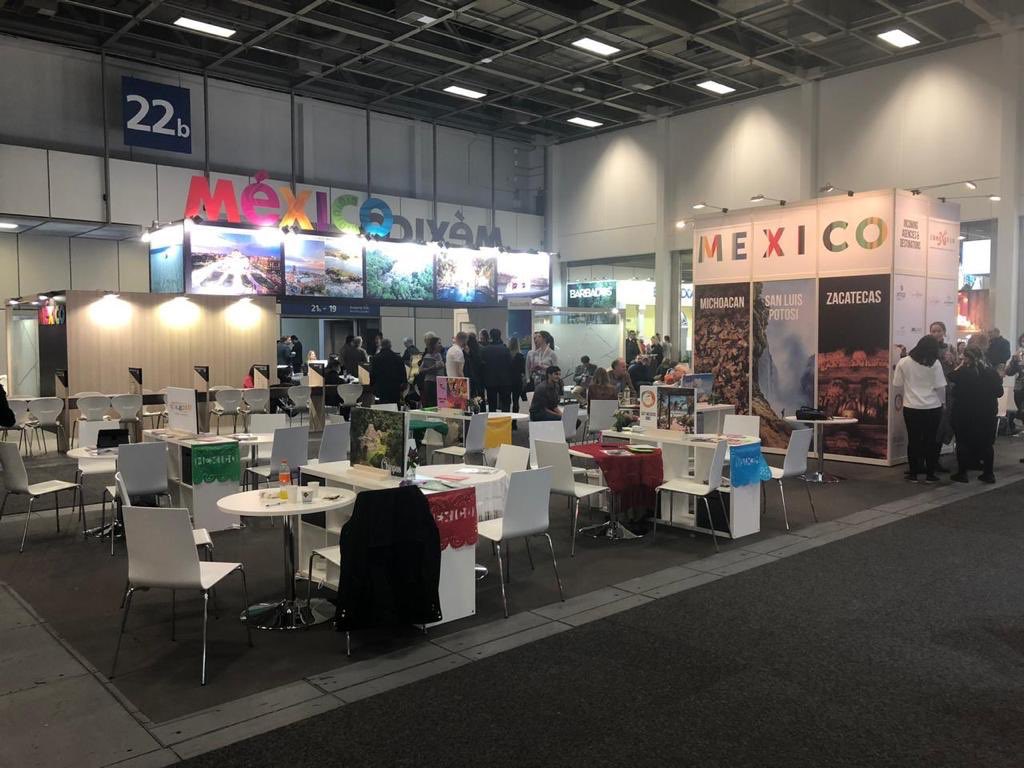 La feria de turismo en Berlín, hace un año y ahora. Es el stand de México. A ver, comunidad, encuentren las diferencias y luego pasen a felicitar al genio de <a href="/TorrucoTurismo/">MiguelTorrucoMarqués</a>