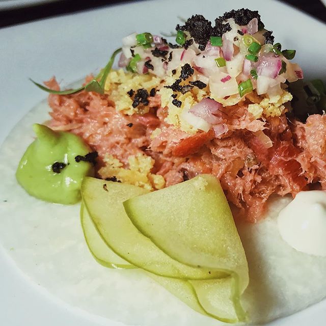 sabormexico's tweet photo. Taco de marlin ahumado sobre tortilla de jicama, ceniza de tortilla tatemada y manzana verde. Genialidades del chef @chefdarrenwalshzuk en el #islafoodfest2019 #colimasabe .
.
@nicomejiat @islanavidadresort @visitmanzanillo @visitcolimamx #experienciaspo… https://t.co/dAR9ICRhIB https://t.co/wRr86rvDqd