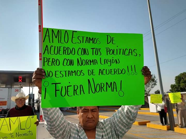 ToscanoSosa's tweet photo. Con protestas #Puebla recibe a Andrés Manuel López Obrador, presidente de la república. https://t.co/jxJrayKf0i