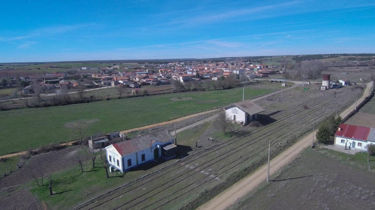 mdparazamora's tweet photo. "1985-2019. 34 años incomunicados. Queremos el tren Vía de la Plata". Estación de El Cubo del Vino a vista de dron (p.k. 196.289 Monfragüe-Astorga).  

#zamora #regiónleonesa #comarcas #tierradelvino #ferrocarril #estación #patrimonio #arquitectura https://t.co/cCCKXU4TB1