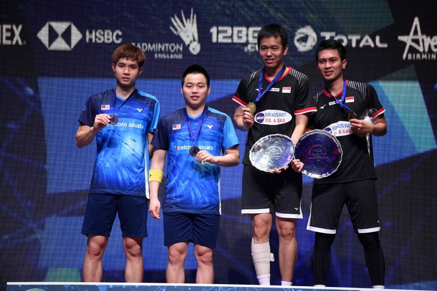 KBRILondon's tweet photo. Super proud with @INABadminton Hendra Setiawan/Mohammad Ahsan. 5 years after winning their first @YonexAllEngland title, they won the men's double title today with a 11-21, 21-14, 21-12 win over 🇲🇾Aaron Chia &amp; Soh Woo Yik in a 48 minutes game. #YAE19 #TerimaKasihAhsanHendra https://t.co/a8Y9IVZoCJ