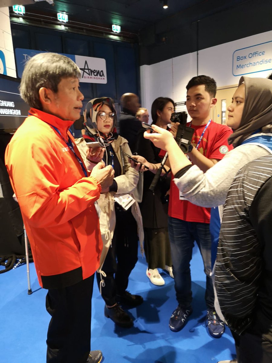 KBRILondon's tweet photo. Super proud with @INABadminton Hendra Setiawan/Mohammad Ahsan. 5 years after winning their first @YonexAllEngland title, they won the men's double title today with a 11-21, 21-14, 21-12 win over 🇲🇾Aaron Chia &amp; Soh Woo Yik in a 48 minutes game. #YAE19 #TerimaKasihAhsanHendra https://t.co/a8Y9IVZoCJ
