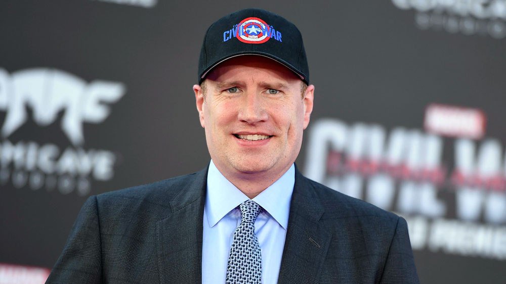 Кевин файги в кепке. Кевин файги. Марвел студиос кевин файги. Кевин файги в кепке марвел. Кевин файги в кепке.