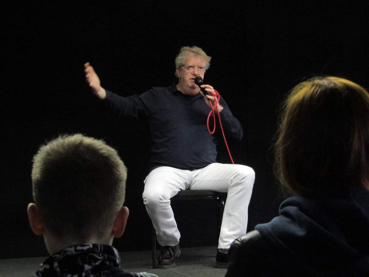 Ad_Williams91's tweet photo. #MarkWilliams Q&A yesterday at @Showmasters #CardiffFilmandComicCon 👍
#Cardiff #HarryPotter #ArthurBrown #FatherBrown #ComicCon #Wales #actor #QandA #TheBorrowers #101Dalmatians #TheFastShow #suitsyousir #filmandcomicconcardiff #cardiffcomiccon https://t.co/DtASctmJZf
