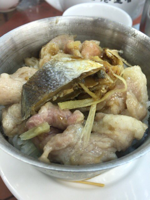 easyliving01's tweet photo. 香港 上環 蓮香居
朝ごはんはダブル盅頭飯
#香港 #上環 #蓮香居 #早茶限定 #HongKong #SheungWan #LinHeungKui #DimSum https://t.co/JrpB4IfDGD
