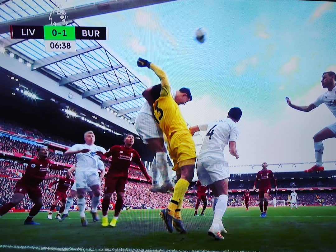 GoleiroPro_'s tweet photo. Alisson nem conseguiu sair do chΓ£o pra disputa com o zagueiro montado em seu ombro. O mais incrΓvel, Γ© que o juiz nΓ£o deu falta.. π‘π‘
#PLVAR https://t.co/LQiGi4y1SS