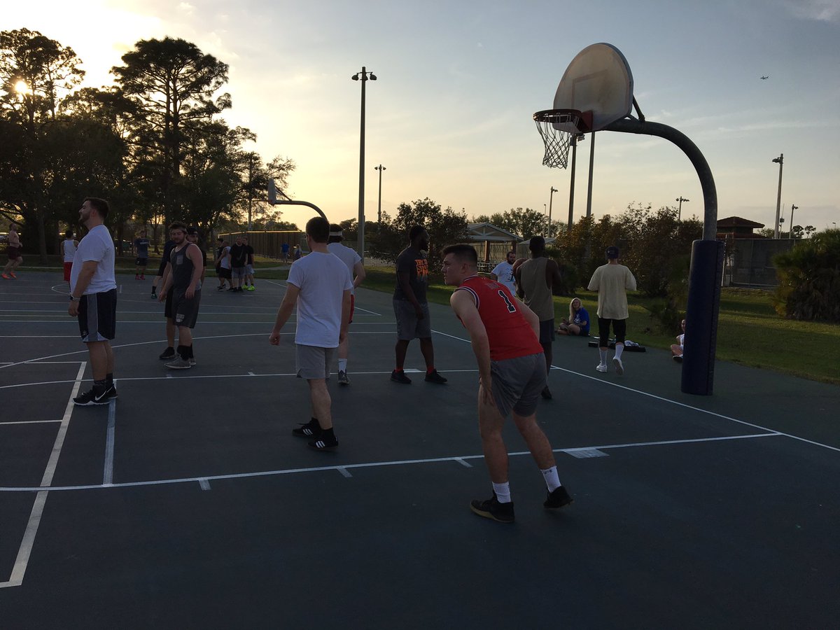 CCSUSportsJourn's tweet photo. A little sunset basketball to round out the day! #LookOutLeBron https://t.co/ArOprENIU2