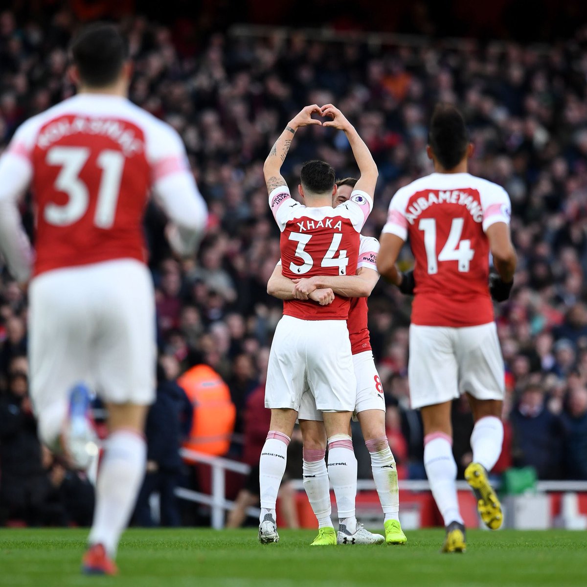 So happy for the win and for the outstanding performance of my teammates!
Having also brought good luck watching the match with @romeobeckham 
I would like him as new Uruguayan national team supporter 🇺🇾 🇺🇾 ...

#ComeOnGunners🔴
#LT11