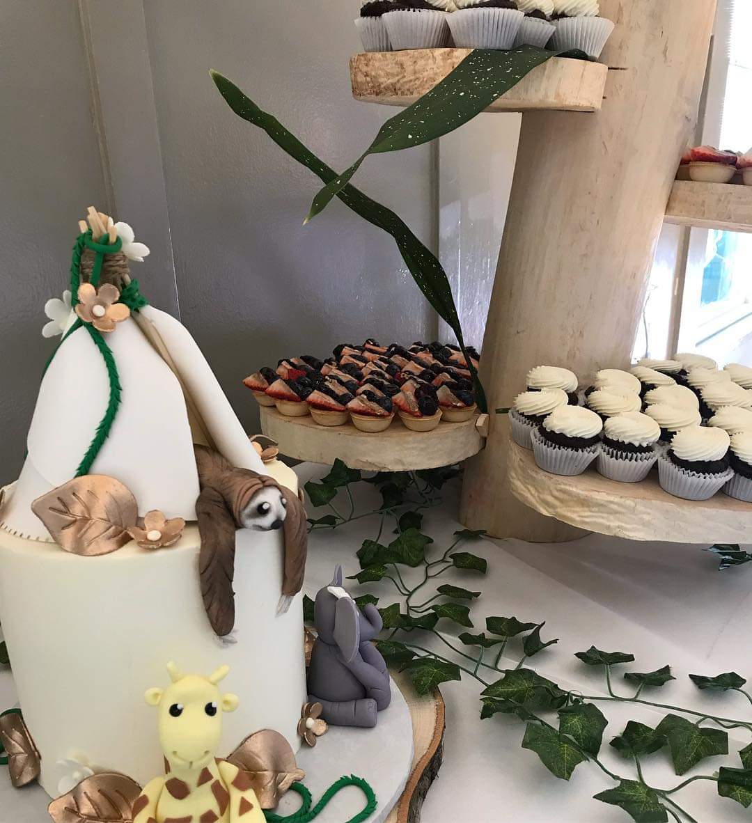 TresLecheria's tweet photo. Super cute jungle themed baby shower dessert spread for a very special person! Chocolate mini cupcakes with Swiss buttercream, raspberry chocolate ganache tarts, fresh fruit custard tarts, and a lemon layer cake #CubesBaking https://t.co/IVbAHb9suI
