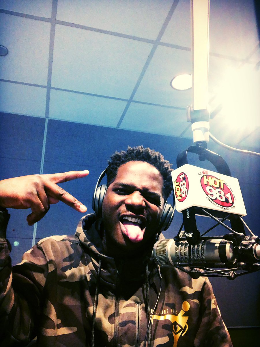 BreyDaBrilliant's tweet photo. I’m live on your airwaves right now on @hot981 7pm-12am‼️‼️ TUNE IN NOW‼️‼️ #Hot981 #BManJones #Blessed #TheVille 🎤🎧‼️ https://t.co/ZbbCcFK8nb