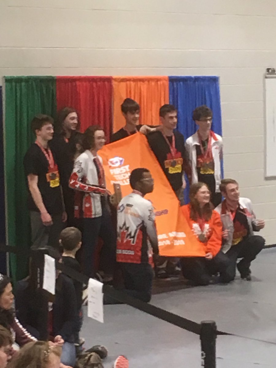 Helios 5009 remporte l’Inspire award ce qui les consacre comme étant la meilleure équipe du Championnat de l’ouest du Canada.