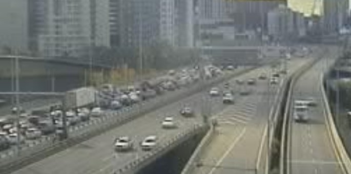 MelbTraffic's tweet photo. WEST GATE FWY

CLOSED inbound between Power St and Burnley Tunnel entry portal (fatal pedestrian collision).

Diversions via Power St into CBD.

Tunnel is OPEN, incorrect media reporting.

Traffic stopped from Montague St. Obey overhead gantries and authorities
#MelbTraffic https://t.co/WJ4dE7Cpdk