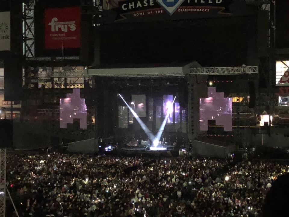 BrothaKerr's tweet photo. Last night @billyjoel #BillyJoel the #PianoMan KILLED it when he sang #BigShot !! Too bad @ChaseField #ChaseField smelled like #BigShit #BigCaca https://t.co/rxF7z81wvp