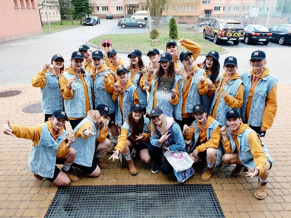 CubanaBB's tweet photo. So What Crew wymiata :D #performance #dance #hiphop #hiphopdance #streetdance #taniec 🕺➡️ 🏆 I miejsce Gold Contest Gliwice 
➡️ 🏆 I miejsce Ogólnopolskie Spotkanie Taneczne Bełchatów
➡️ 🏆 V miejsce Beskidzki Festiwal Tańca Kęty https://t.co/mBDA2OJdN2