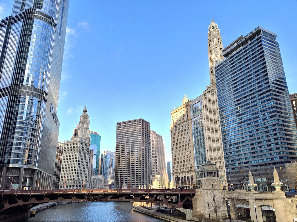 YashYanthi's tweet photo. It was such a lovely afternoon in @ChooseChicago that we had to venture out for a walk. Plenty to explore near the @LanghamChicago #MurphysDoChicago #ChicagoHome https://t.co/pJRsYHKwCB