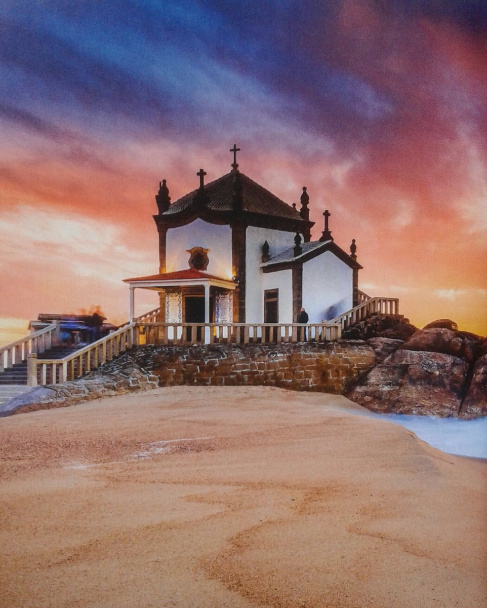 "Sé todo en cada cosa. Por cuanto eres en lo mínimo que hagas." 
  ~ Fernando Pessoa~

Capella do Senhor da Pedra
Portugal.