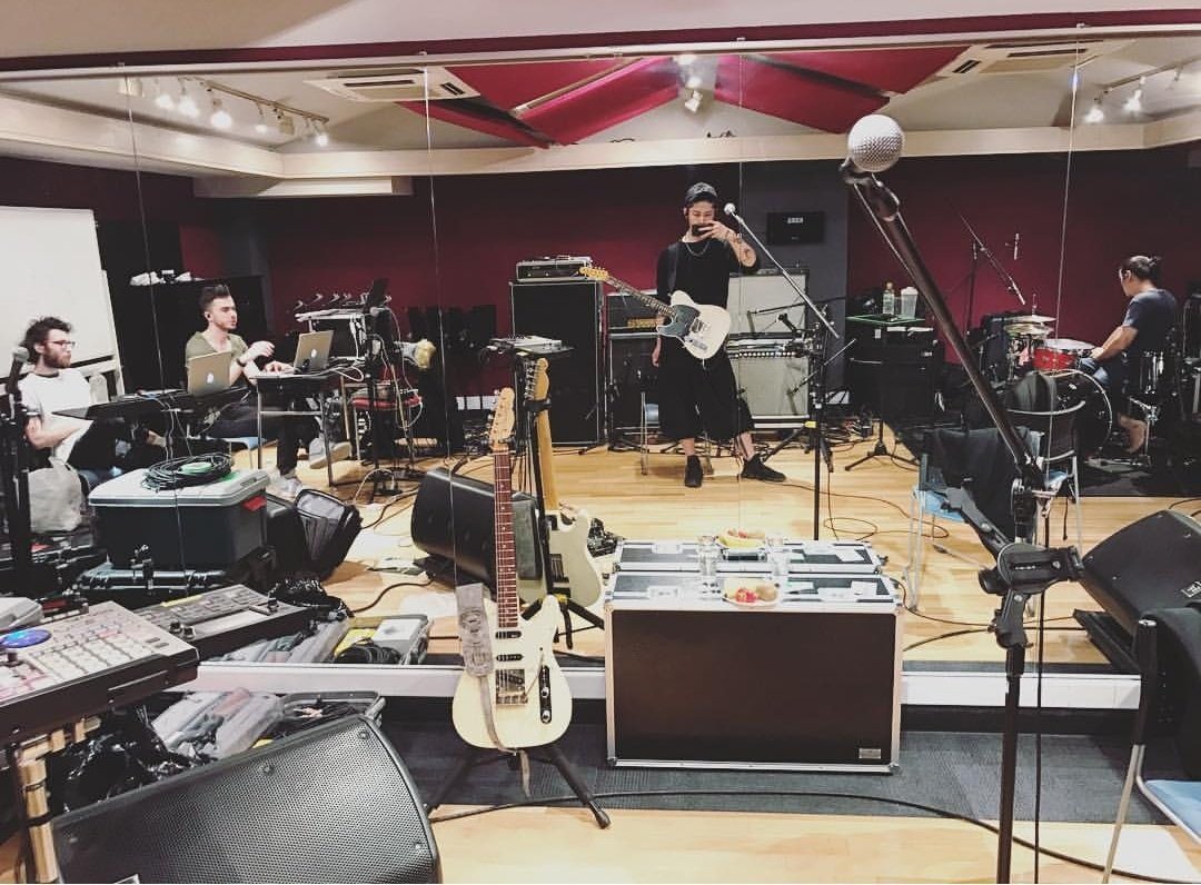 MiyaviToday's tweet image. 2017.03.11 Prepping a new set for #SXSW 
#MIYAVIonthisday #MIYAVI