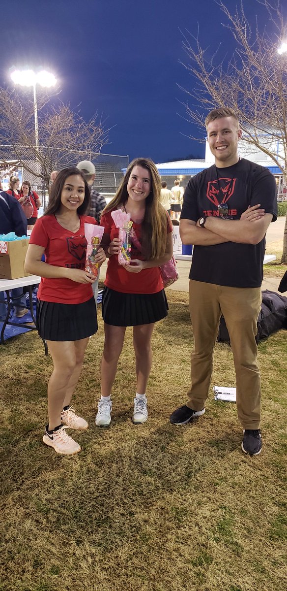 RedHawkTennis1's tweet photo. An amazing day of tennis at the Seigel Slam doubles tournament!
Congrats to Will S, Will J, Rachel and Grace for winning their flights! 

Also these shirts made by Georgia Music🔥🔥🔥🔥 https://t.co/jCgUyxMVfN