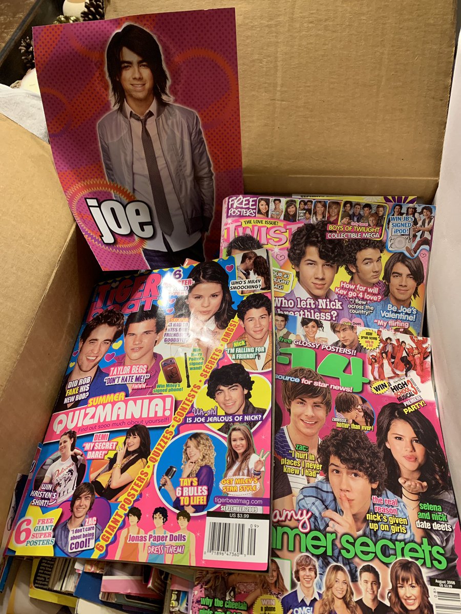 HeyPaigee's tweet photo. I FOUND MY OLD BOX OF JONAS BROTHERS MAGAZINES I AM FREAKING OUT 😭💞 @jonasbrothers https://t.co/yU0yGZUs3S