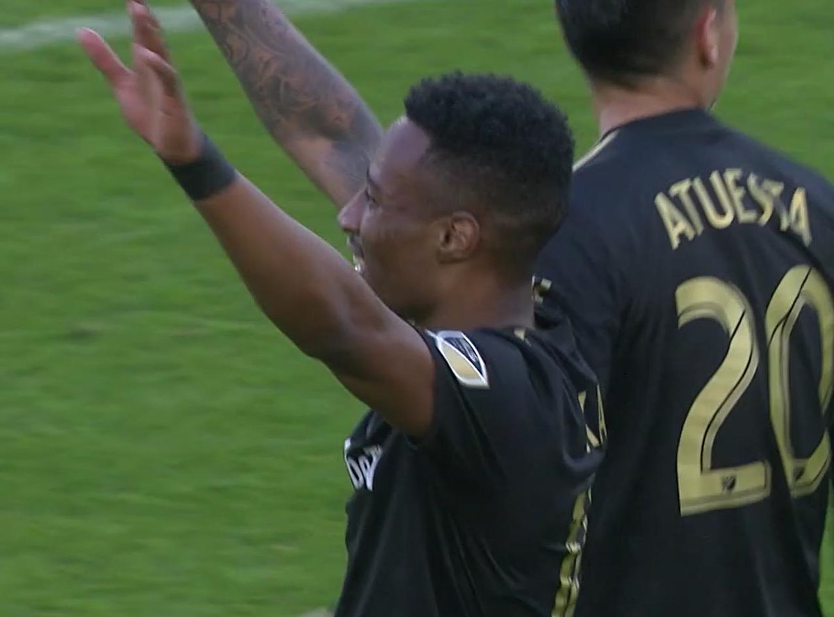 MLSLatinoOk's tweet photo. 14' | GOOOOOOOOOOOOOOOOOOOLLLLLLLLL de #LAFC
Primero una gran salvada de Attinella a Rossi despejando al tiro de esquina y de ese córner, llegó un gran cabezazo de Kaye arqueándose para hundirla en la red
@LAFC 1-0 @SomosTimbers
#LACvPOR https://t.co/20iZOxoLSY